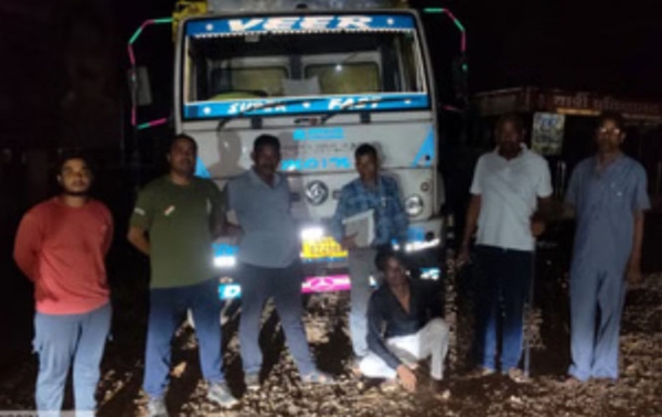 नीलगिरी की आड़ में आम की लकड़ी की तस्करी, आरोपी ट्रक छोड़कर फरार