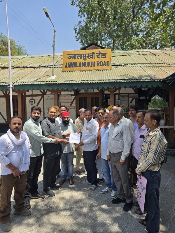 कांगड़ा संघर्ष समिति के सदस्य रेलवे अधिकारी को ज्ञापन सौंपते हुए।
