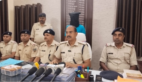 गिरफ्तार आरोपी की जानकारी देते सीटी डीएसपी संजीव कुमार