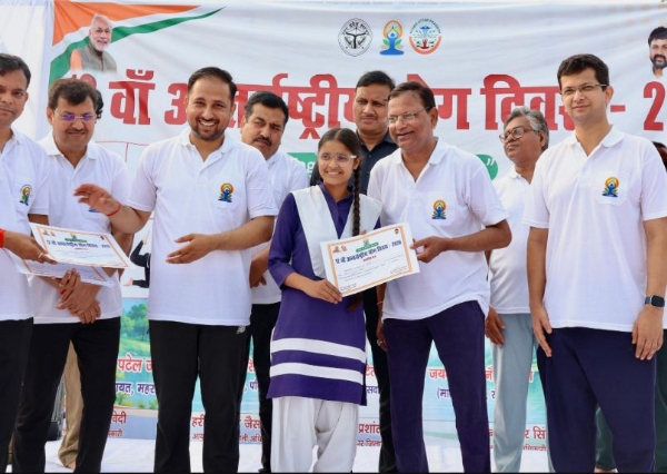 महराजगंज में योग के कार्यक्रम में पंकज चौधरी