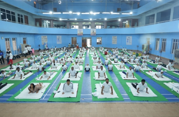 योग करते उपयुक्त मनीष कुमार और अन्य योग करते उपयुक्त मनीष कुमार और अन्य