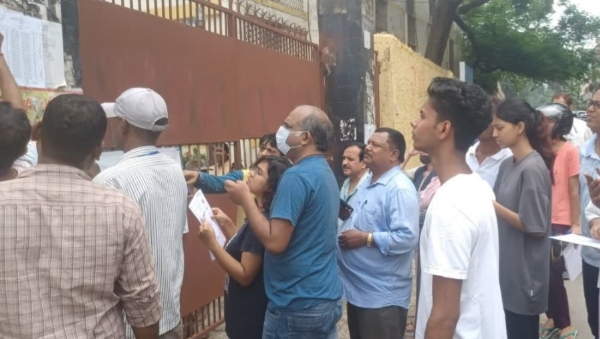 परीक्षा केंद्र पर लगी भीड़ परीक्षा केंद्र पर लगी भीड़