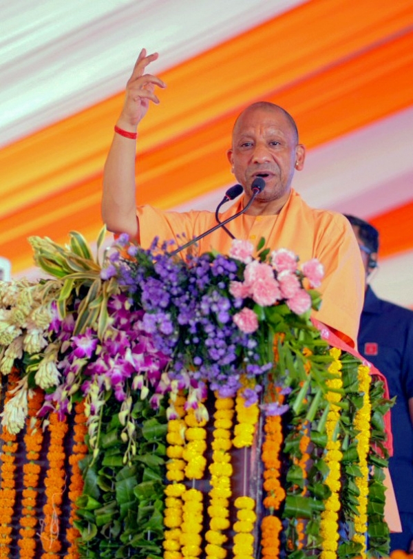 आश्वासन देते सीएम योगी आदित्यनाथ