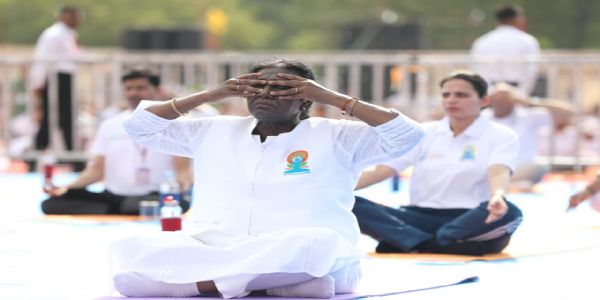 योग दिवस पर राष्ट्रपति ने कहा कि मां नर्मदा की नगरी में आकर धन्य हूँ.. योग दिवस पर राष्ट्रपति ने कहा कि मां नर्मदा की नगरी में आकर धन्य हूँ..