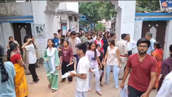 परीक्षा केंद्र से निकलते छात्र