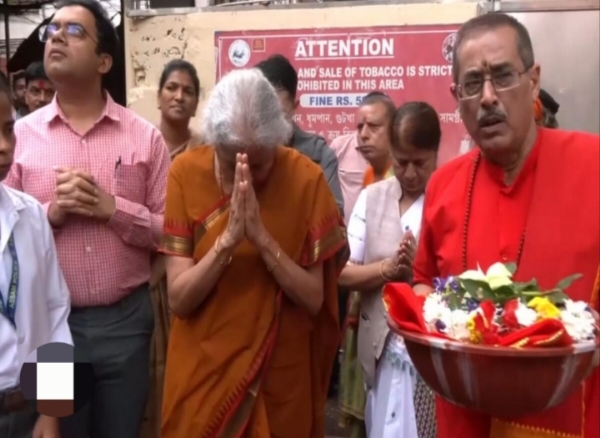 अंबुबासी से पूर्व कामाख्या धाम पहुंचीं निर्मला सीतारमण मां कामाख्या का आशीर्वाद लेते हुए। अंबुबासी से पूर्व कामाख्या धाम पहुंचीं निर्मला सीतारमण मां कामाख्या का आशीर्वाद लेते हुए।