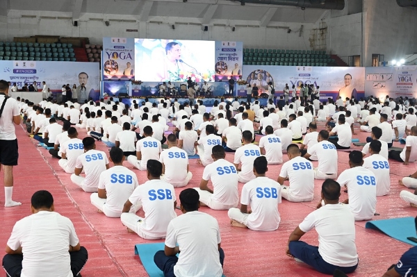 असमः गुवाहाटी के सोनापुर में एसएसबी की ओर से आयोजित अंतरराष्ट्रीय योग दिवस में हिस्सा लेते बलकर्मी। असमः गुवाहाटी के सोनापुर में एसएसबी की ओर से आयोजित अंतरराष्ट्रीय योग दिवस में हिस्सा लेते बलकर्मी।