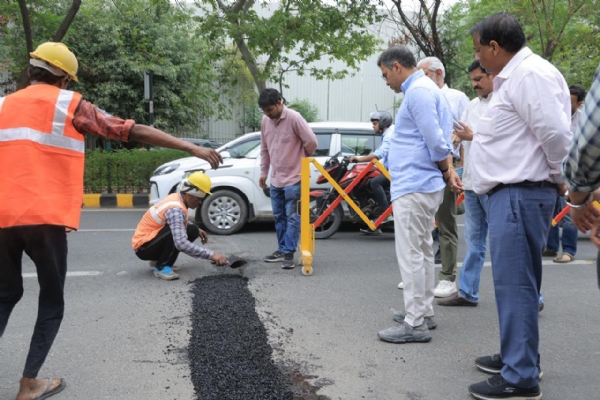 दिल्ली लोक निर्माण विभाग के मंत्री साहिब सिंह विभिन्न स्थलों पर कार्यों का निरीक्षण करते हुए दिल्ली लोक निर्माण विभाग के मंत्री साहिब सिंह विभिन्न स्थलों पर कार्यों का निरीक्षण करते हुए