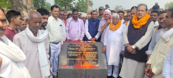 शिलान्यास करते मंत्री सांसद शिलान्यास करते मंत्री सांसद