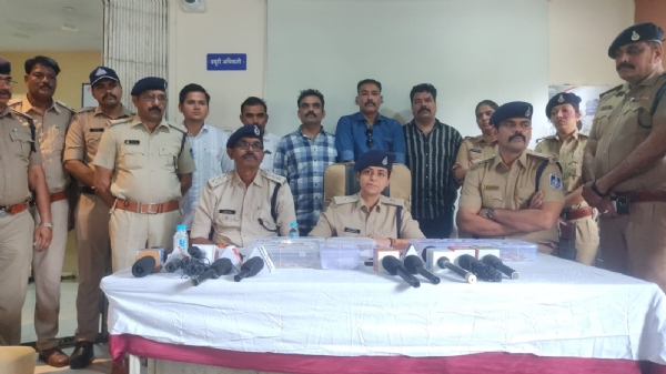 Atirikt police adhikshak jankari dete hue Atirikt police adhikshak jankari dete hue