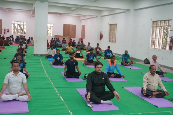 अररिया फोटो:डीएम और अन्य अधिकारी योग करते