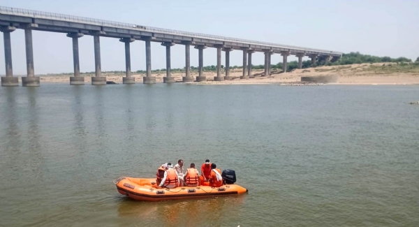 दुखद : कलियुगी पिता ने अपनी दो बेटियों को चंबल नदी में धकेला दुखद : कलियुगी पिता ने अपनी दो बेटियों को चंबल नदी में धकेला