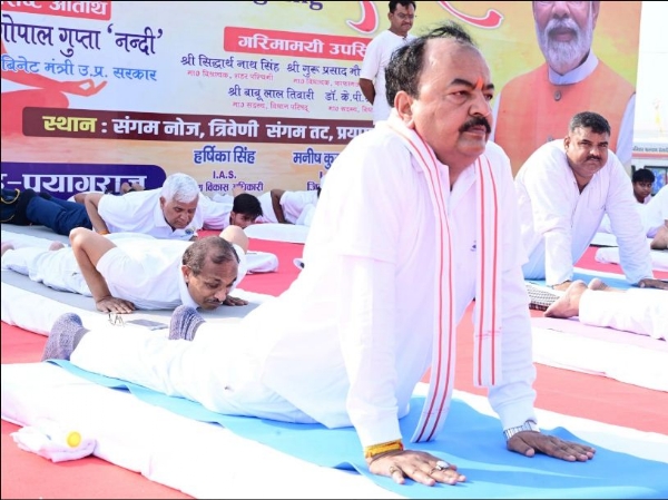 प्रयागराज में योग करते केशव प्रसाद मौर्य