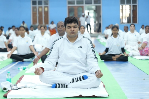 योग करते उपयुक्त मनीष कुमार और अन्य योग करते उपयुक्त मनीष कुमार और अन्य