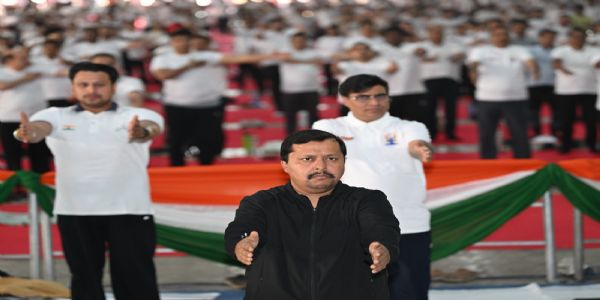 योगा करते हुए भाजपा राष्ट्रीय अध्यक्ष नितिन नवीन योगा करते हुए भाजपा राष्ट्रीय अध्यक्ष नितिन नवीन