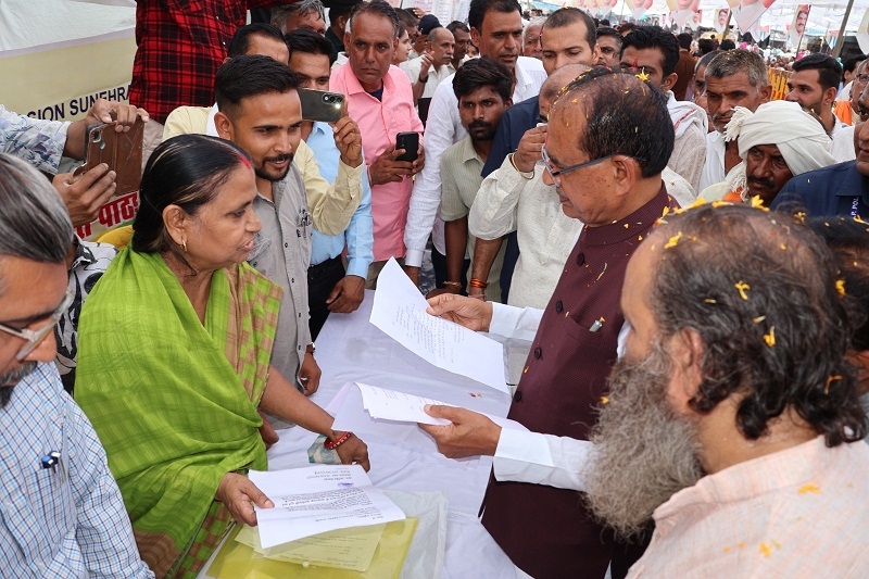 जन चौपाल में नागरिकों की समस्या सुनते हुए केन्द्रीय कृषि मंत्री शिवराज सिंह जन चौपाल में नागरिकों की समस्या सुनते हुए केन्द्रीय कृषि मंत्री शिवराज सिंह