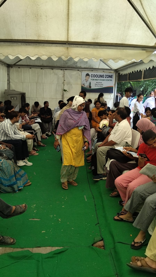 नीट परीक्षा केंद्र पर स्थित कूलिंग जोन में अभिभावक