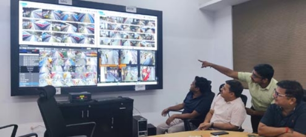 भीड़ पर नजर जमाये डीआरएम