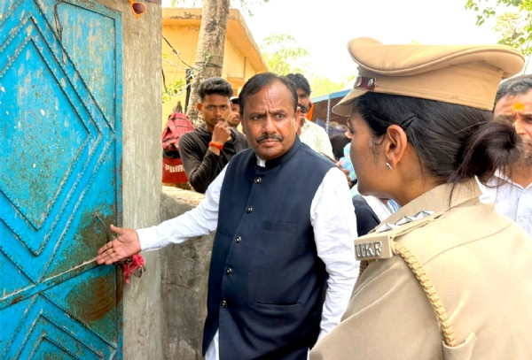 शौचालय पर ताला लगा होने पर नाराजगी प्रकट करते ओमप्रकाश जमदग्नि शौचालय पर ताला लगा होने पर नाराजगी प्रकट करते ओमप्रकाश जमदग्नि