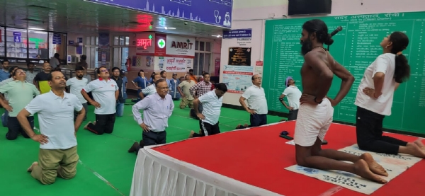 योग करते डॉ प्रभात रंजन सहित अन्य योग करते डॉ प्रभात रंजन सहित अन्य
