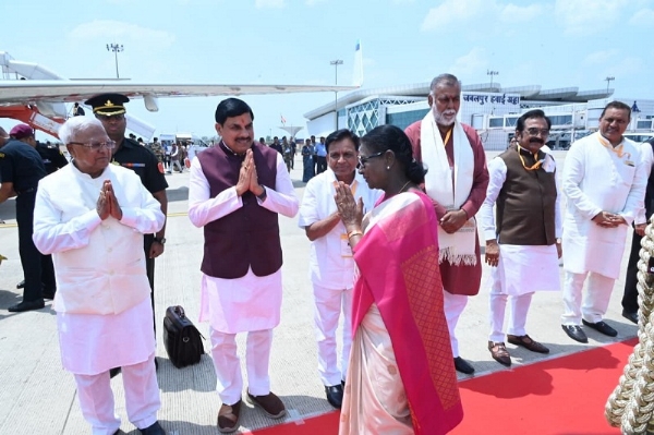 जबलपुर एयरपोर्ट पर राष्ट्रपति को विदाई देते हुए मुख्यमंत्री जबलपुर एयरपोर्ट पर राष्ट्रपति को विदाई देते हुए मुख्यमंत्री