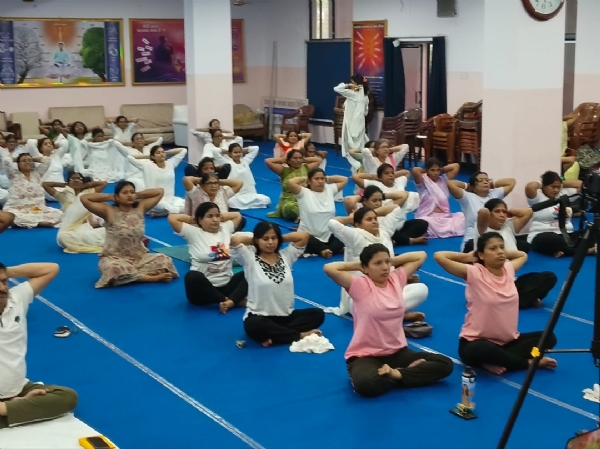 योग दिवस पर केक काटकर पिताओं का सम्मान