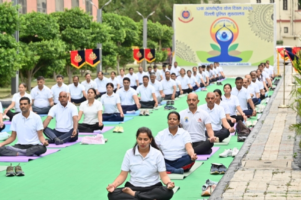 योगा करते पुलिसकर्मियों की फोटो