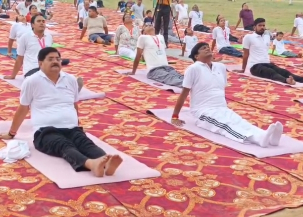 योगाभ्यास करते धनबाद विधायक एवं सांसद