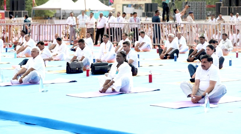 जबलपुर में योगाभ्यास करते हुए राष्ट्रपति जबलपुर में योगाभ्यास करते हुए राष्ट्रपति