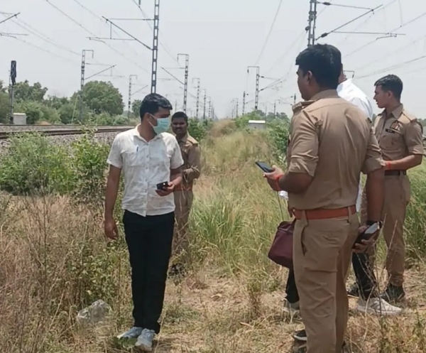 घटनास्थल का निरीक्षण करती फोरेंसिक टीम।