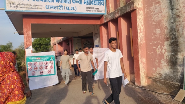 मुख्य द्वार से निकलते हुए परीक्षार्थी। मुख्य द्वार से निकलते हुए परीक्षार्थी।