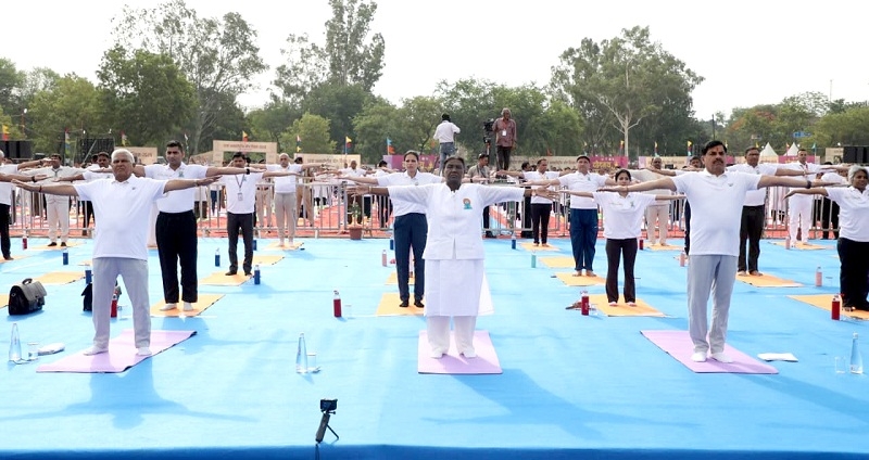 जबलपुर में योगाभ्यास करते हुए राष्ट्रपति जबलपुर में योगाभ्यास करते हुए राष्ट्रपति