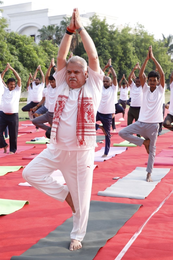 छग : भाजपा प्रदेश कार्यालय में भाजपा क्षेत्रीय संगठन महामंत्री अजय जम्वाल, प्रदेश संगठन महामंत्री पवन साय सहित पदाधिकारी व कार्यकर्ता ने किया योगाभ्यास