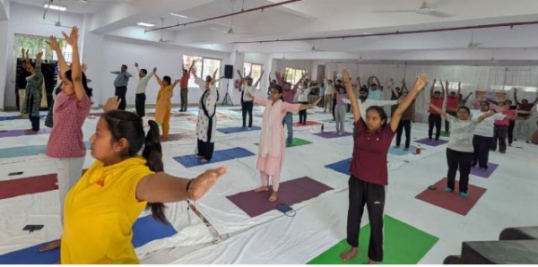 स्कूल में योगाभ्यास करते बच्चे स्कूल में योगाभ्यास करते बच्चे