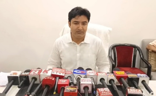 पत्रकार वार्ता के दौरान विधायक अभिजीत सिंह सांगा पत्रकार वार्ता के दौरान विधायक अभिजीत सिंह सांगा