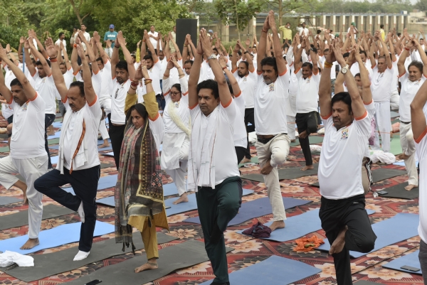 दिल्ली के पर्यटन कपिल मिश्रा रविवार को अंतरराष्ट्रीय योग दिवस के अवसर पर वजीराबाद में यमुना के तट योग करते हुए