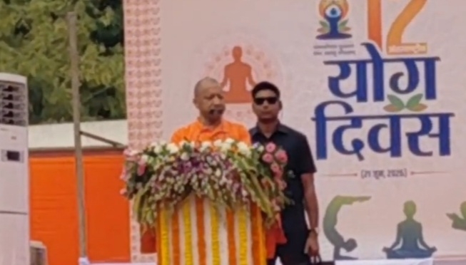 योग दिवस पर लोगों को संबोधित करते हुए योगी आदित्यनाथ योग दिवस पर लोगों को संबोधित करते हुए योगी आदित्यनाथ