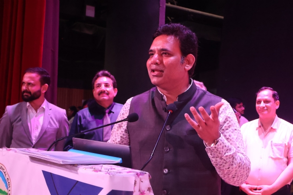 टांडा में आयोजित सम्मेलन में आरएस बाली और अन्य। टांडा में आयोजित सम्मेलन में आरएस बाली और अन्य।