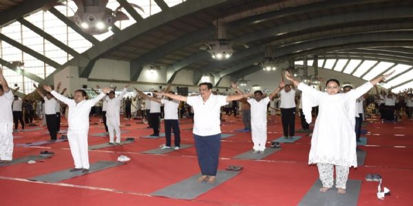 केंद्रीय मंत्री सी. आर. पाटिल सूरत में योग करते हुए केंद्रीय मंत्री सी. आर. पाटिल सूरत में योग करते हुए