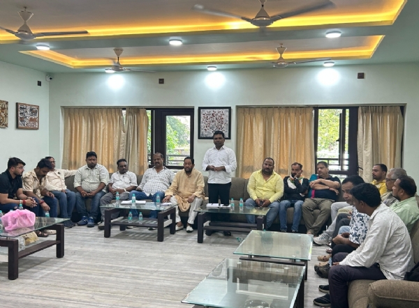प्रधान महासचिव सह पूर्व विधायक रामचंद्र सहिस पार्टी सदस्यों को संबोधित करते और केक काटते