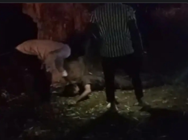 आरक्षक पर हमला करते आरोपित। आरक्षक पर हमला करते आरोपित।