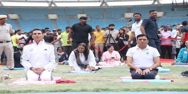 केंद्रीय खेल मंत्री मांडविया ने अक्षय कुमार के साथ किया योग