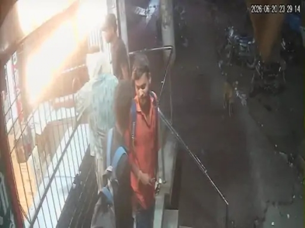 शराब दुकान में घुसकर फायरिंग शराब दुकान में घुसकर फायरिंग