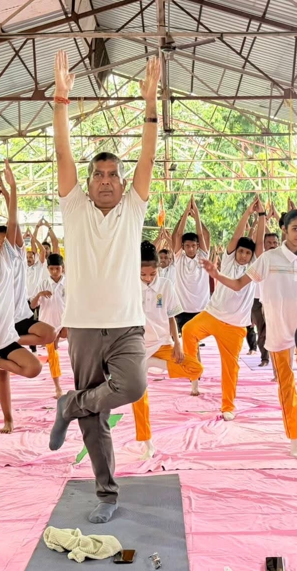 भाजपा प्रदेश अध्यक्ष सहित अन्य लोग योग करते भाजपा प्रदेश अध्यक्ष सहित अन्य लोग योग करते