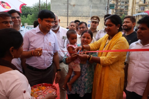 आदर्श कॉलोनी भाटू कॉलोनी में मेगा हेल्थ कैंप का शुभारंभ पर उपस्थित जिलाधिकारी डॉ. राजेन्द्र पैंसिया व अन्य।