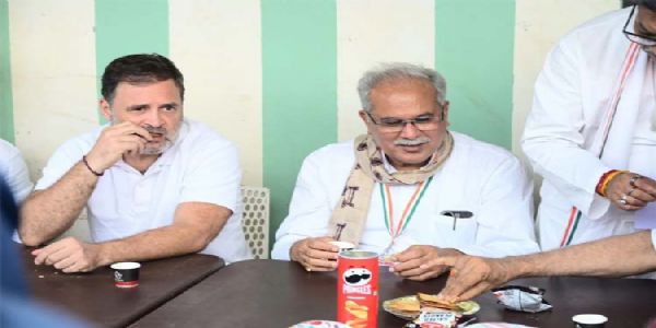 लोकसभा में नेता प्रतिपक्ष राहुल गांधी चाय-मैगी का लुत्फ उठाते हुए लोकसभा में नेता प्रतिपक्ष राहुल गांधी चाय-मैगी का लुत्फ उठाते हुए