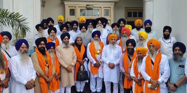 ਪਾਕਿਸਤਾਨ ਰਵਾਨਾ ਹੁੰਦਾ ਹੋਇਆ ਜਥਾ। ਪਾਕਿਸਤਾਨ ਰਵਾਨਾ ਹੁੰਦਾ ਹੋਇਆ ਜਥਾ।