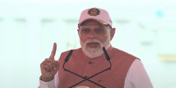 कोलकाता के श्यामा प्रसाद मुखर्जी पोर्ट पर रविवार को आयोजित कार्यक्रम के दौरान भारतीय नौसेना में शामिल किए गए तीन अत्याधुनिक स्वदेशी युद्धपोतों व जहाजों आईएनएस अग्रय, आईएनएस दूनागिरी और आईएनएस संशोधक के कमीशनिंग समारोह के अवसर पर उपस्थित प्रधानमंत्री नरेन्द्र मोदी। कोलकाता के श्यामा प्रसाद मुखर्जी पोर्ट पर रविवार को आयोजित कार्यक्रम के दौरान भारतीय नौसेना में शामिल किए गए तीन अत्याधुनिक स्वदेशी युद्धपोतों व जहाजों आईएनएस अग्रय, आईएनएस दूनागिरी और आईएनएस संशोधक के कमीशनिंग समारोह के अवसर पर उपस्थित प्रधानमंत्री नरेन्द्र मोदी।
