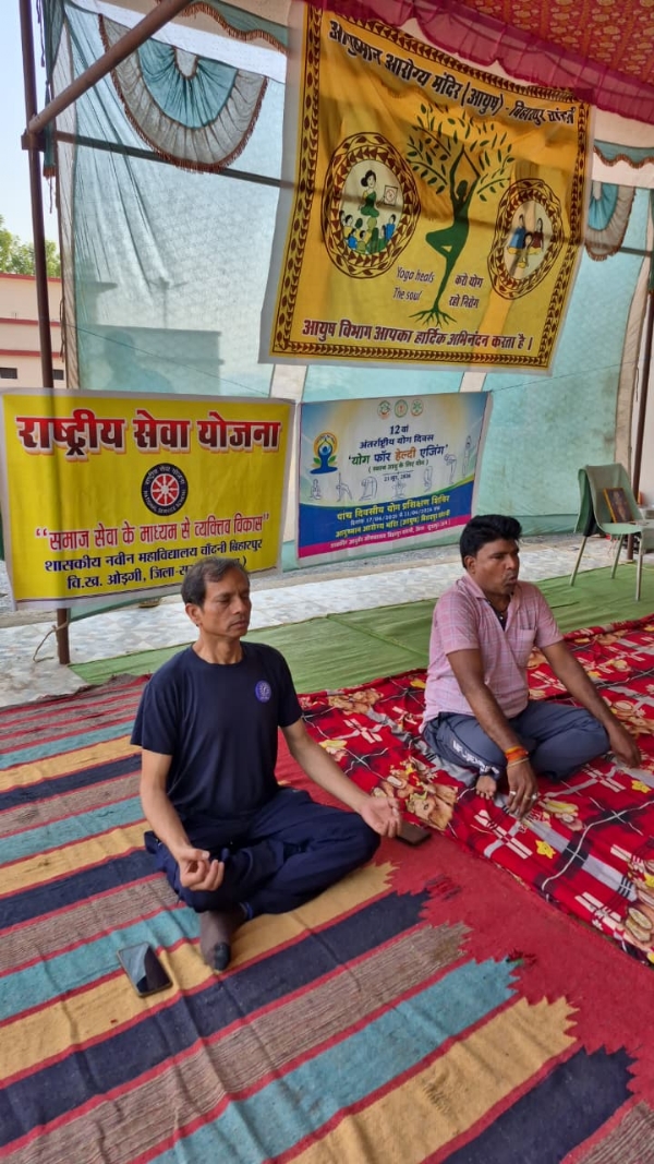 योगाभ्यास करते लोग।