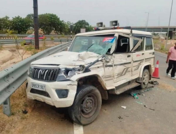 बोलेरो में ट्रक चालक ने मारी टक्कर बोलेरो में ट्रक चालक ने मारी टक्कर
